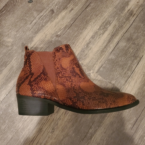 Sneak print brown boots size 8 new only tried on at home by Intaglia - Picture 1 of 4